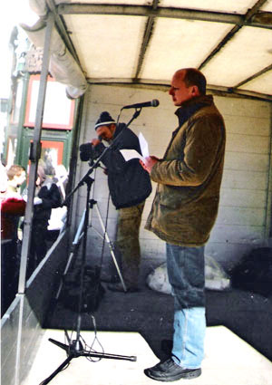 Den forhenv&aelig;rende efterretningsagent Frank S&oslash;holm Grevil taelr ved demonstrationen mod Irakkrigen 9. marts 2005. Foto: Holger Terp.