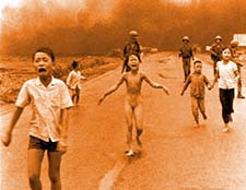 Kim Phuc historie ender godt efter bombningen af Trang Bang 8. juni 1972. Hun bliver senere helbredt fra sine brands&aring;r, politisk flygtning i Canada og forsoner sig med den amerikanske pilot som kastede napalmen.