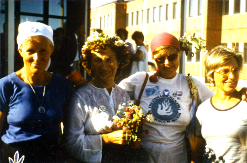Nordiske Kvinders Fredsmarh 82: Eva Nordland med blomster.