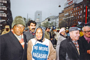 Delegerede fra verdensfredskongressen under fredsdemonstrationen ved R&aring;dhuspladsen i K&oslash;benhavn 1986.