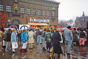 Fredsdemonstrationen ankommer til R&aring;dhuspladsen i K&oslash;benhavn 1986.