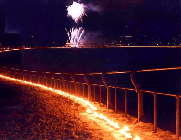 Peblinges&oslash;en, 10-12-1998. Lys i lotusblomster af papir. Ukendt fotograf.